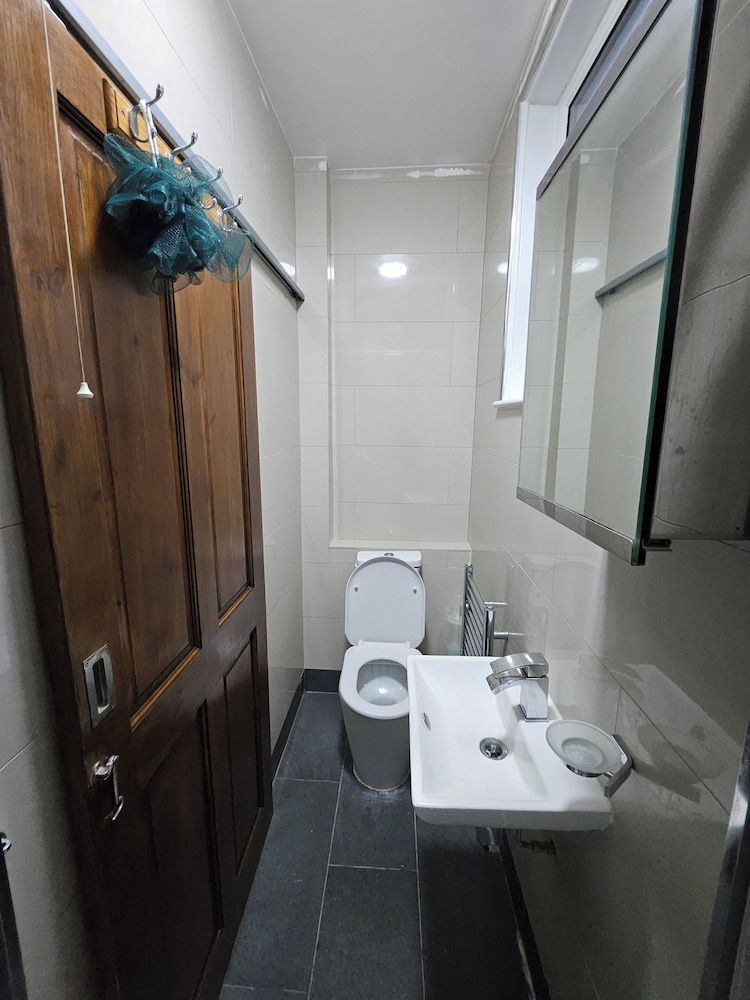 SnoozeDen Wellesley – Near to Slough Station Standard Single Room, 1 Twin Bed (Shared) 14