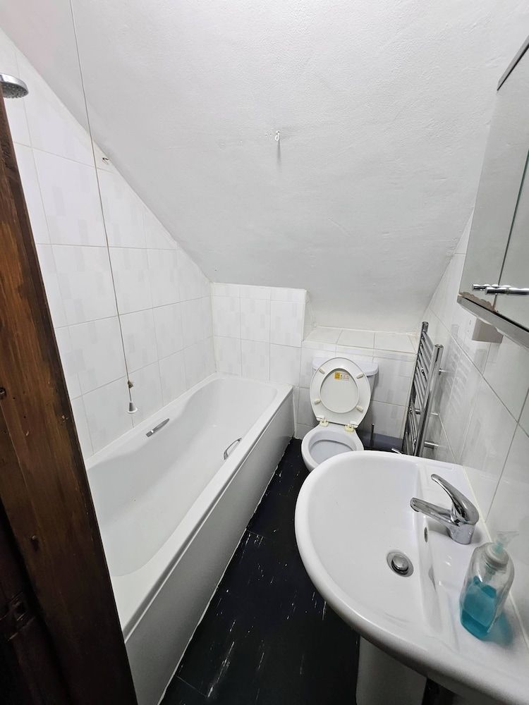 SnoozeDen Wellesley – Near to Slough Station Deluxe Double Room, 1 Double Bed 7