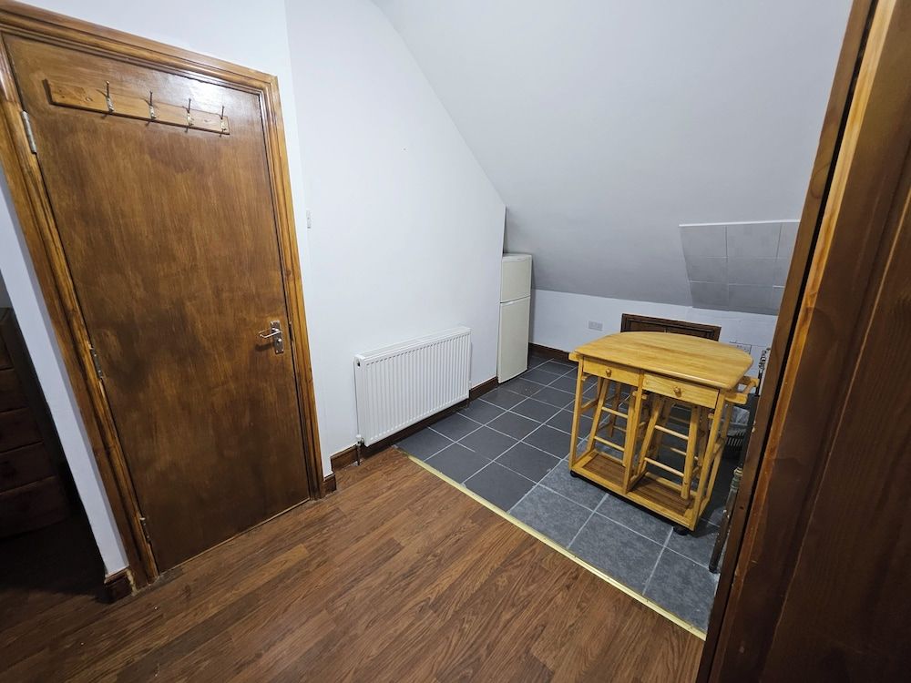 SnoozeDen Wellesley – Near to Slough Station Deluxe Double Room, 1 Double Bed 9