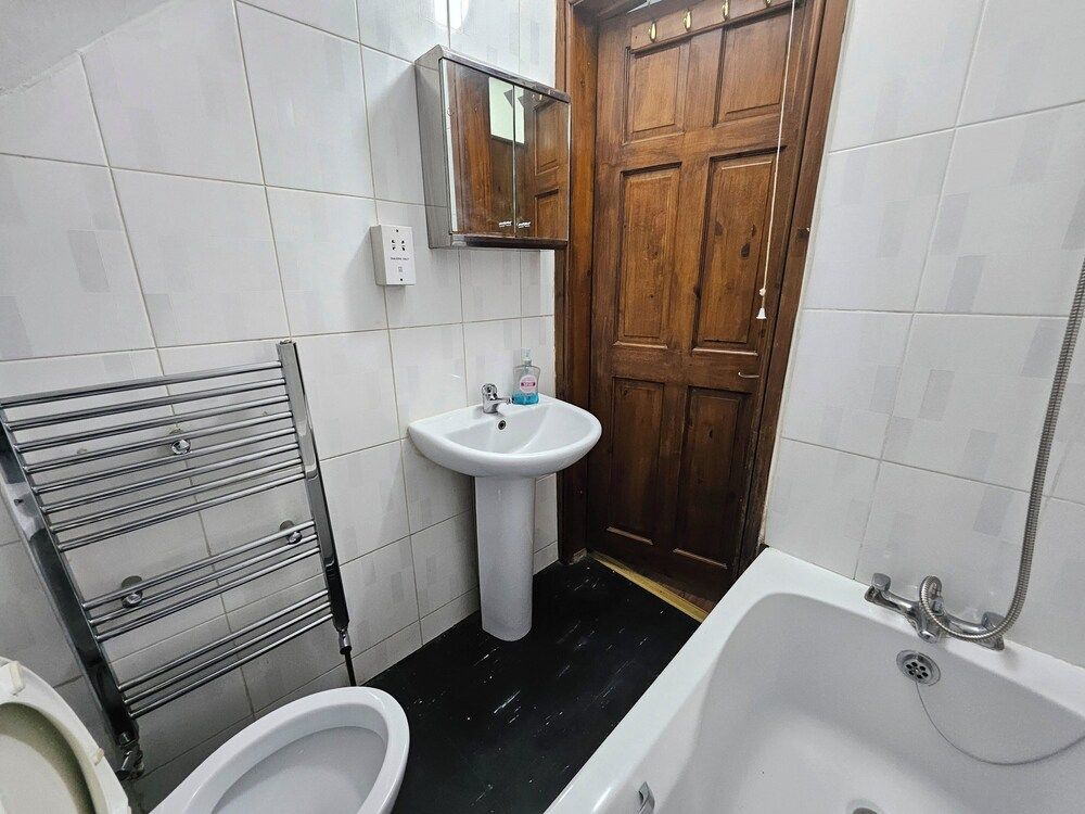 SnoozeDen Wellesley – Near to Slough Station Deluxe Double Room, 1 Double Bed 8