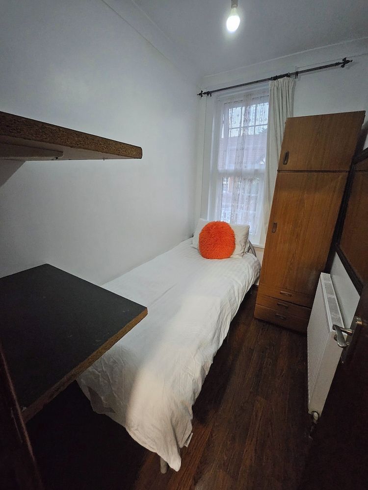 SnoozeDen Wellesley – Near to Slough Station Standard Single Room, 1 Twin Bed (Shared) 2