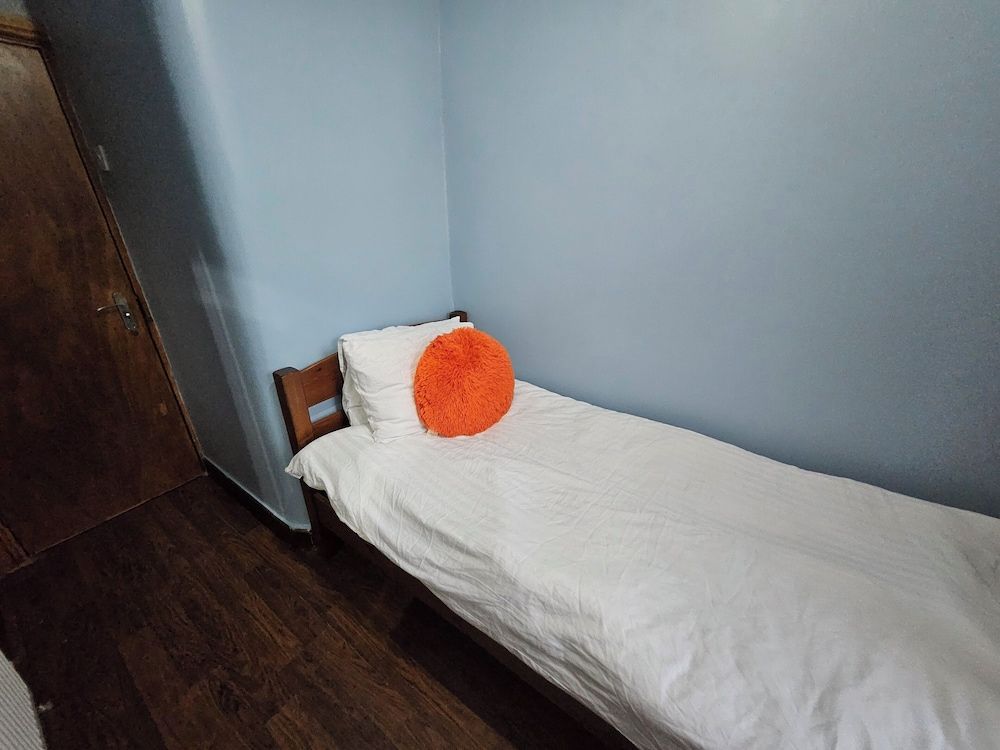 SnoozeDen Wellesley – Near to Slough Station Standard Single Room, 1 Twin Bed (Shared) 5
