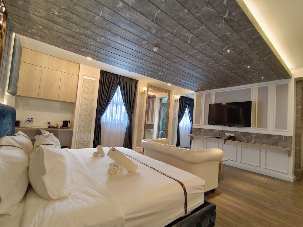 Frazel Heritage Hotel Executive Suite, City View