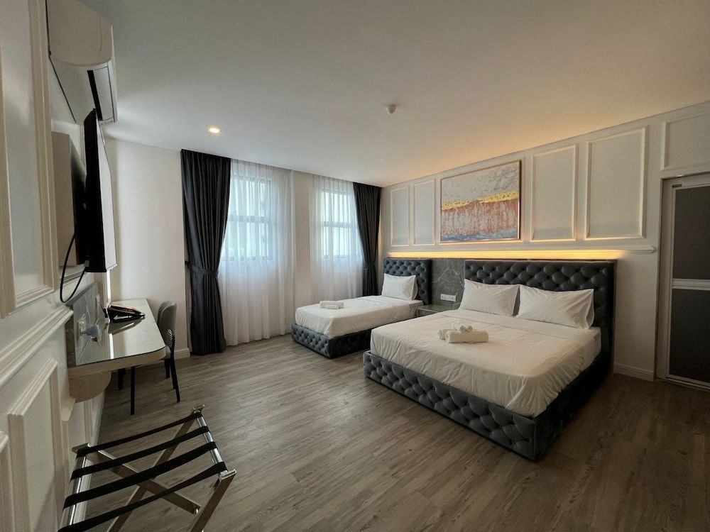 Frazel Heritage Hotel Family Triple Room, City View 2