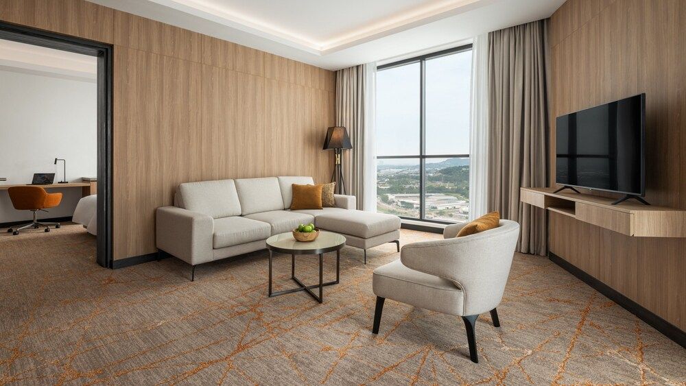 Holiday Inn & Suites Penang Prai by IHG Suite, 2 Bedrooms, Kitchenette (Dining) 8