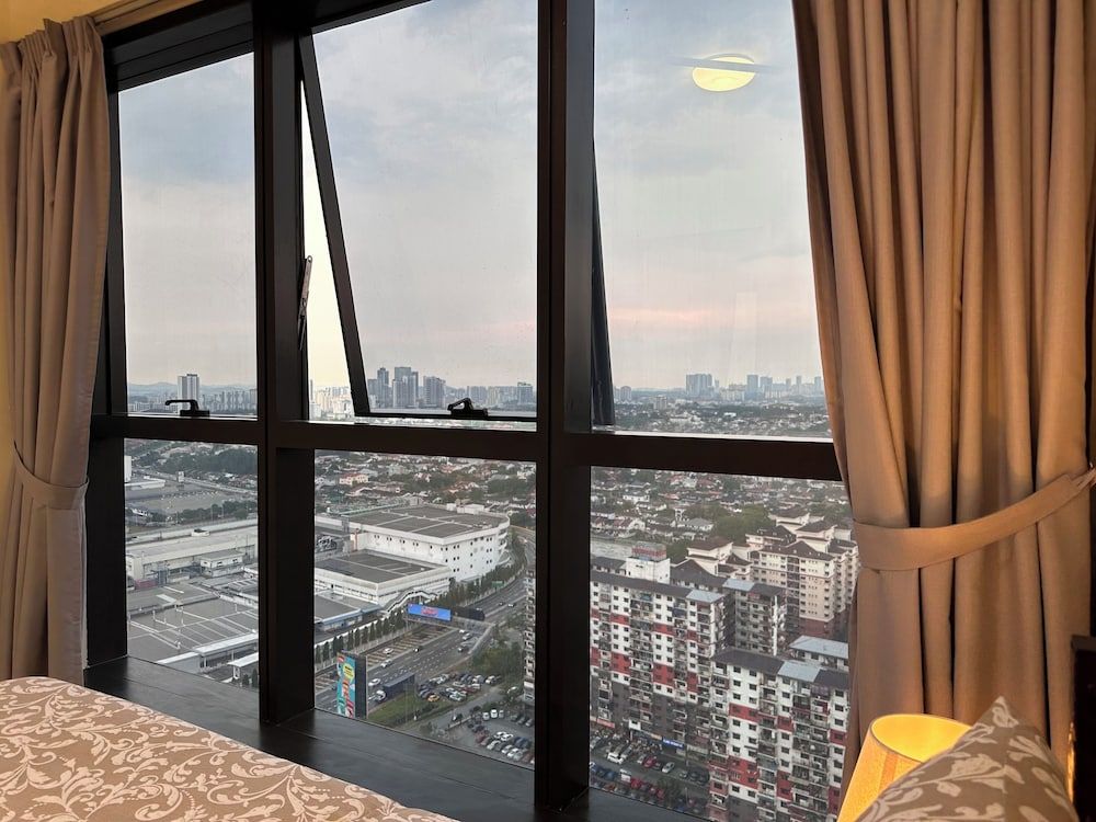 Skyline Luxe 4BR Retreat with En-suites Luxury Apartment, City View 20