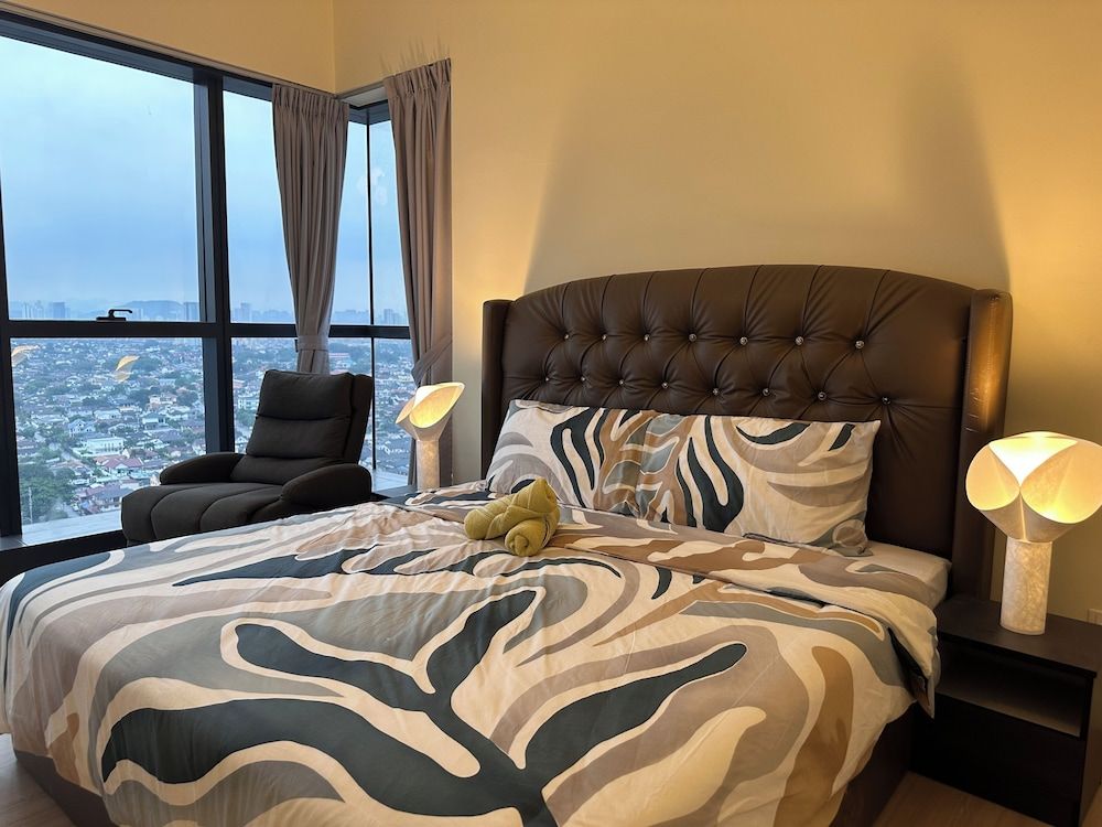 Skyline Luxe 4BR Retreat with En-suites Luxury Apartment, City View 3