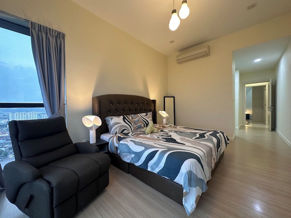 Skyline Luxe 4BR Retreat with En-suites Luxury Apartment, City View 2