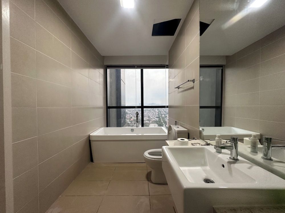 Skyline Luxe 4BR Retreat with En-suites Luxury Apartment, City View 13