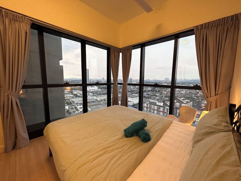 Skyline Luxe 4BR Retreat with En-suites Luxury Apartment, City View 7