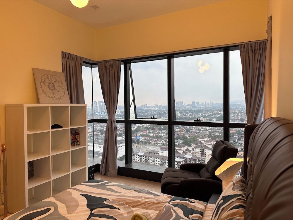 Skyline Luxe 4BR Retreat with En-suites