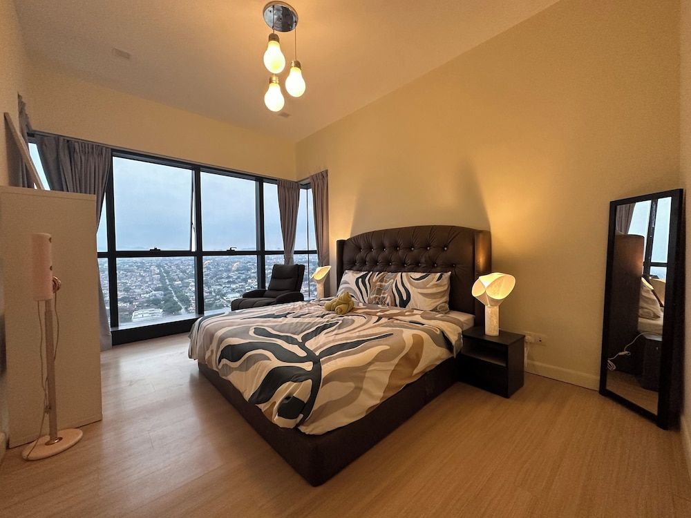 Skyline Luxe 4BR Retreat with En-suites Luxury Apartment, City View 4