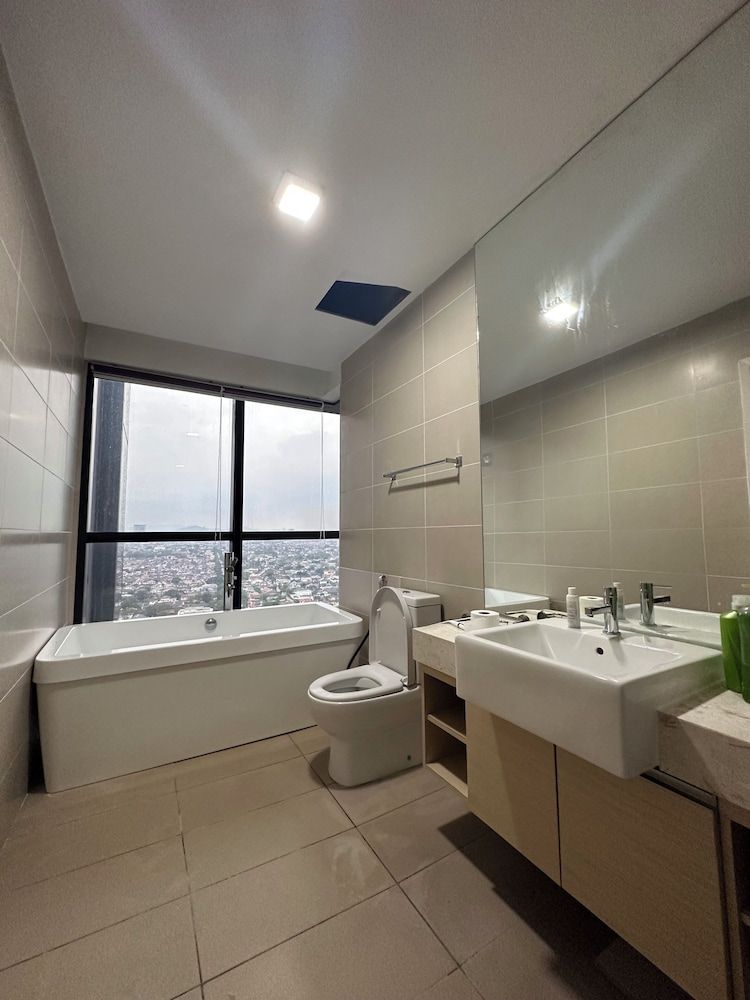 Skyline Luxe 4BR Retreat with En-suites Luxury Apartment, City View 16