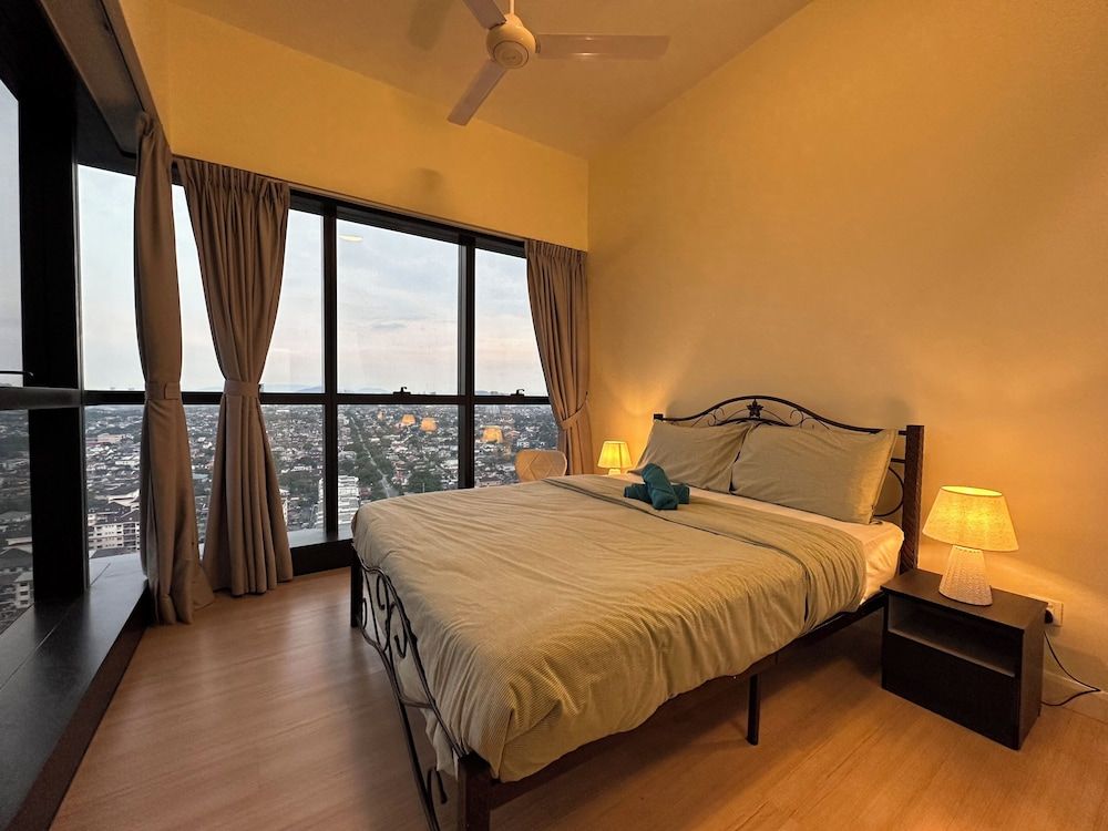 Skyline Luxe 4BR Retreat with En-suites Luxury Apartment, City View 12