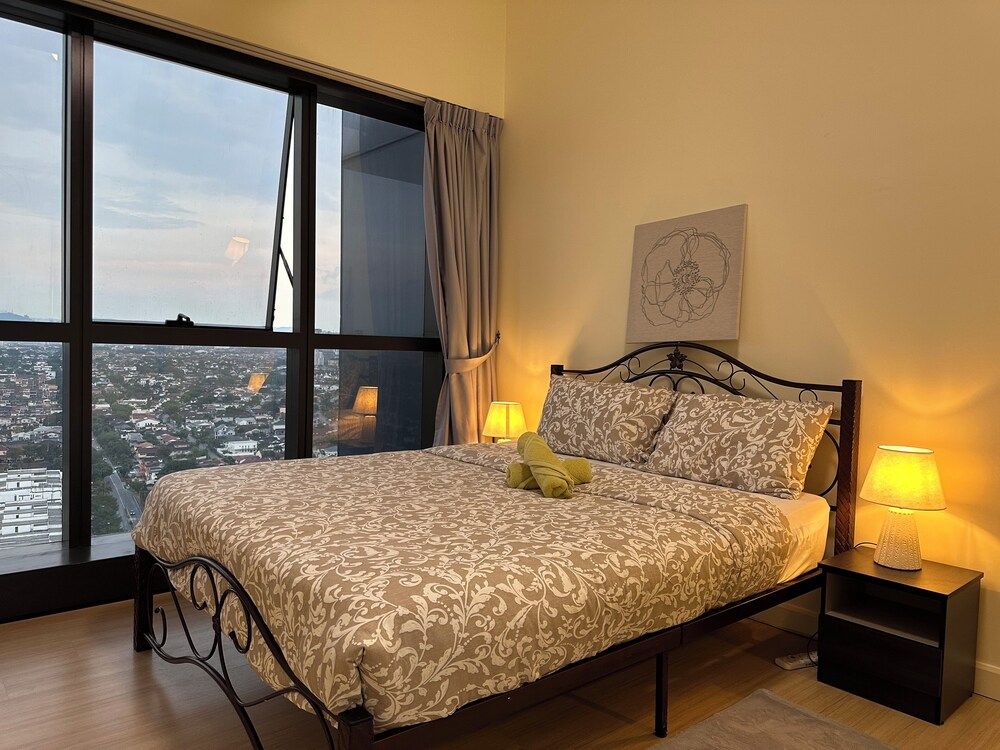 Skyline Luxe 4BR Retreat with En-suites Luxury Apartment, City View 10