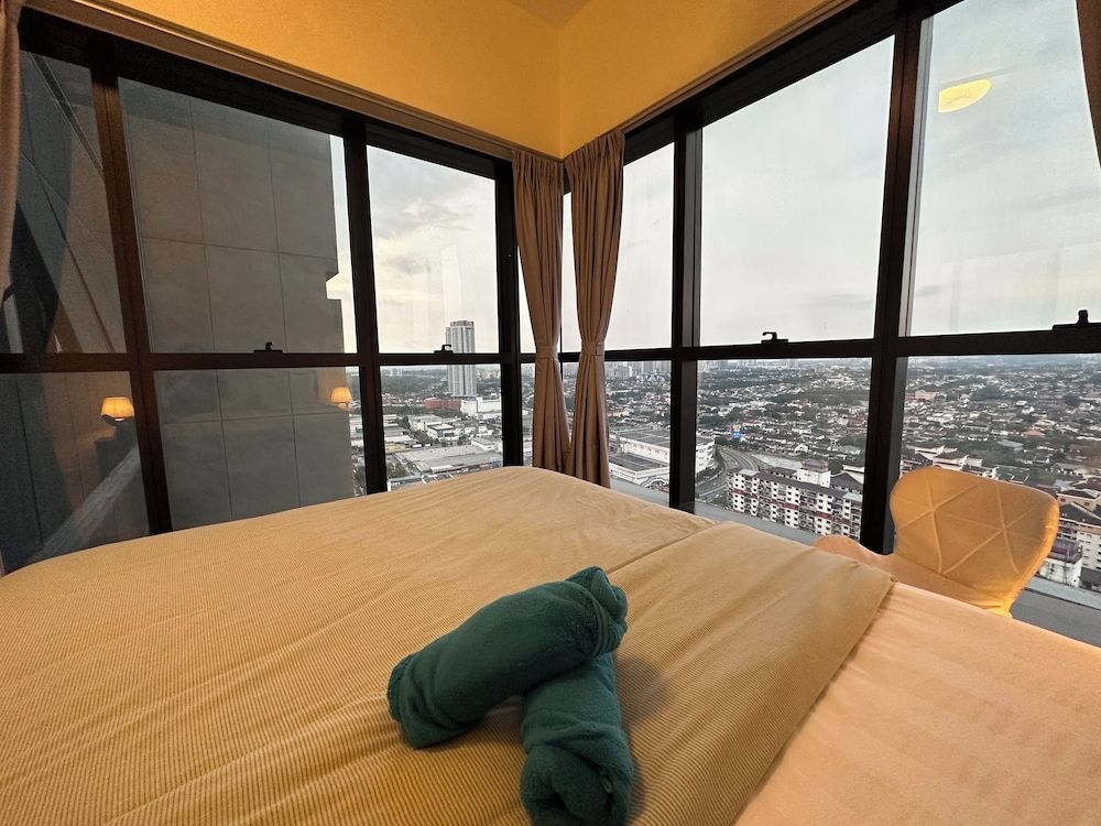 Skyline Luxe 4BR Retreat with En-suites Luxury Apartment, City View 8