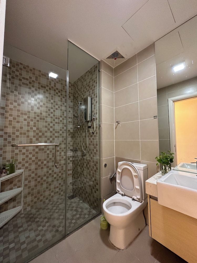 Skyline Luxe 4BR Retreat with En-suites Luxury Apartment, City View 17