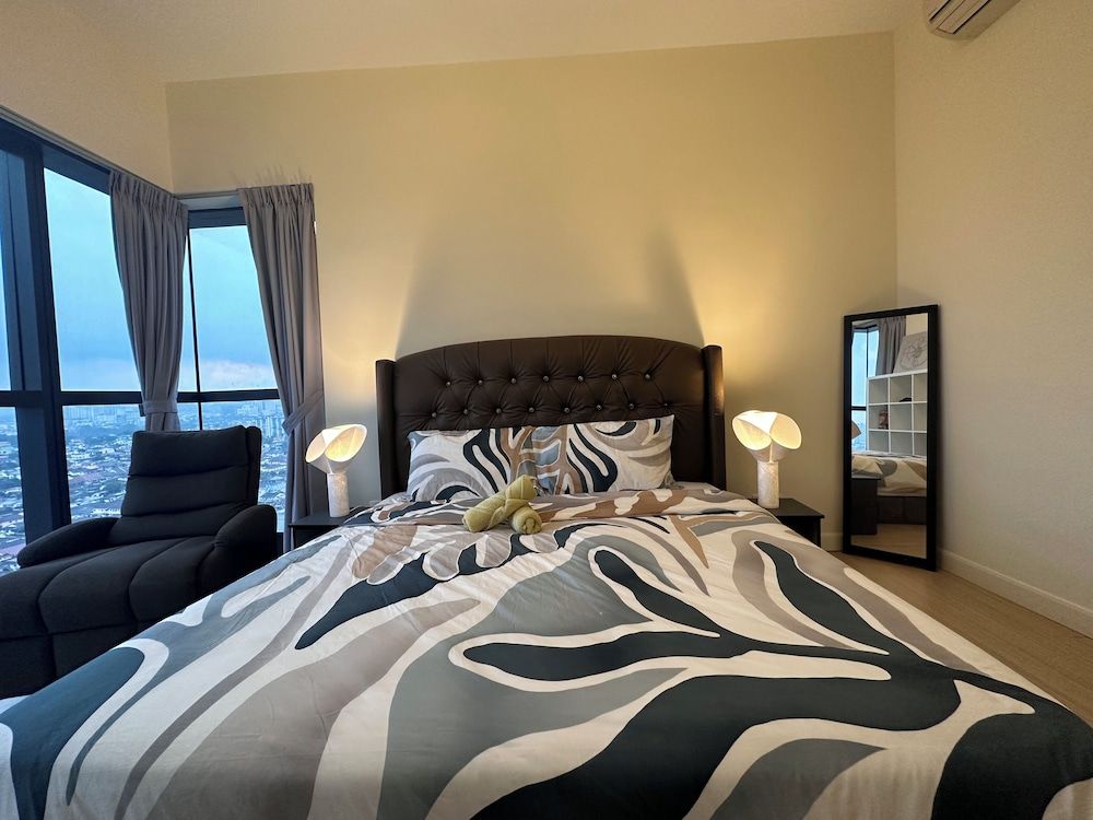 Skyline Luxe 4BR Retreat with En-suites Luxury Apartment, City View