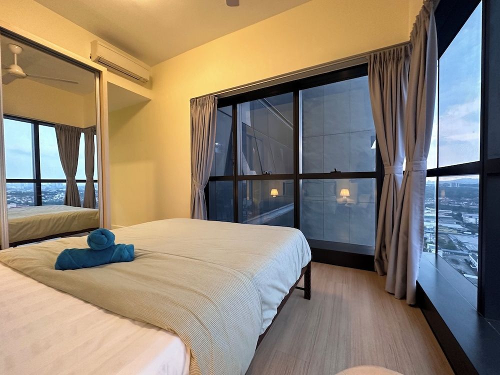 Skyline Luxe 4BR Retreat with En-suites Luxury Apartment, City View 11