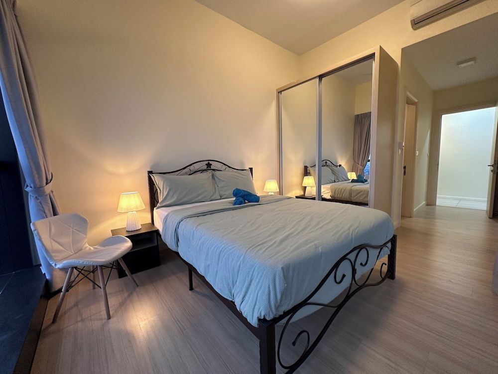 Skyline Luxe 4BR Retreat with En-suites Luxury Apartment, City View 9