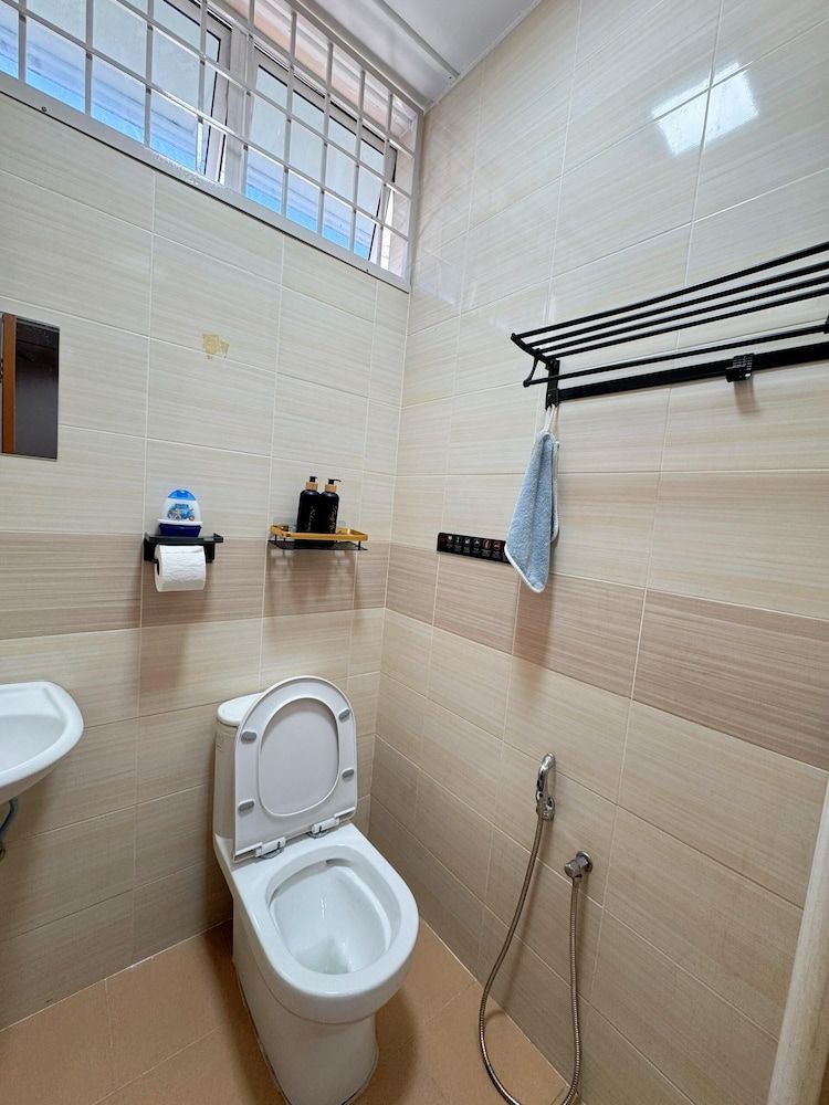 Comfy Tok Sira Home Kuantan 5 BR Family Bungalow 28