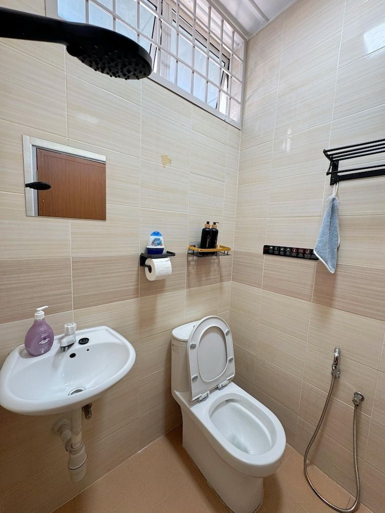 Comfy Tok Sira Home Kuantan 5 BR Family Bungalow 31