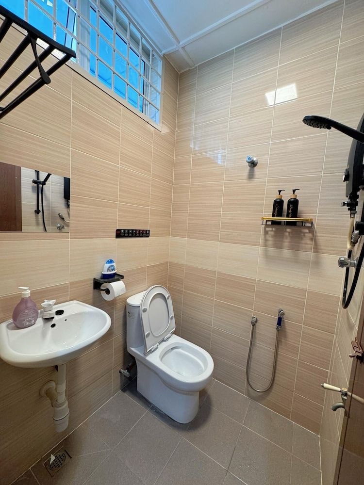 Comfy Tok Sira Home Kuantan 5 BR Family Bungalow 23