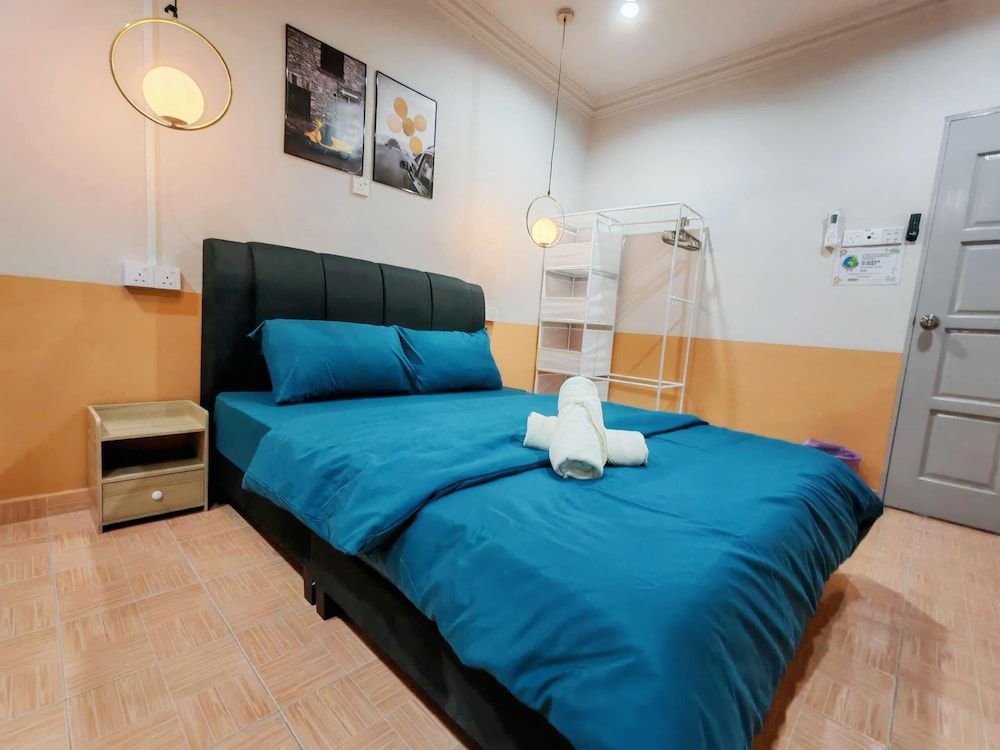 Comfy Tok Sira Home Kuantan 5 BR Family Bungalow