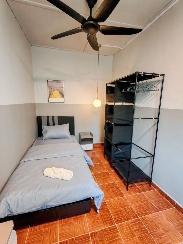 Comfy Tok Sira Home Kuantan 5 BR Family Bungalow 16