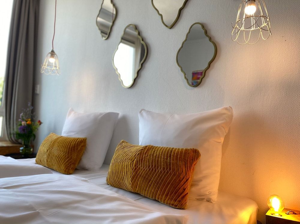 Hotel Credible Twin Room, City View 7