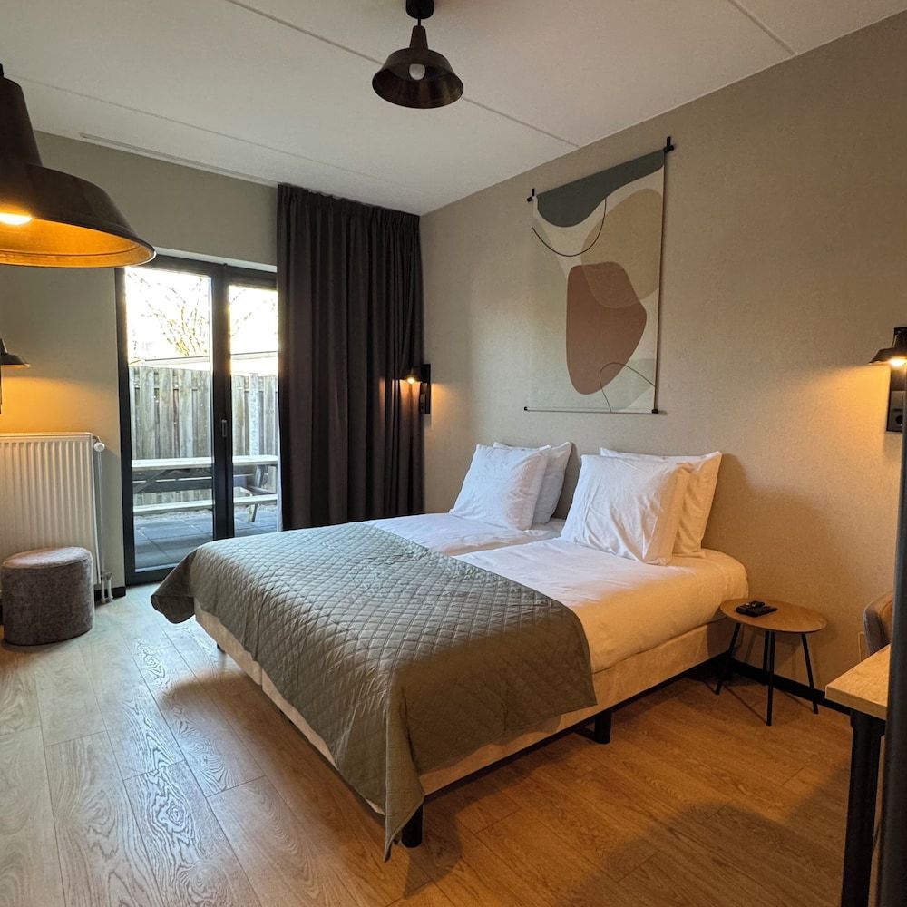 Hotel Emilia Deluxe Double Room, Private Bathroom 2