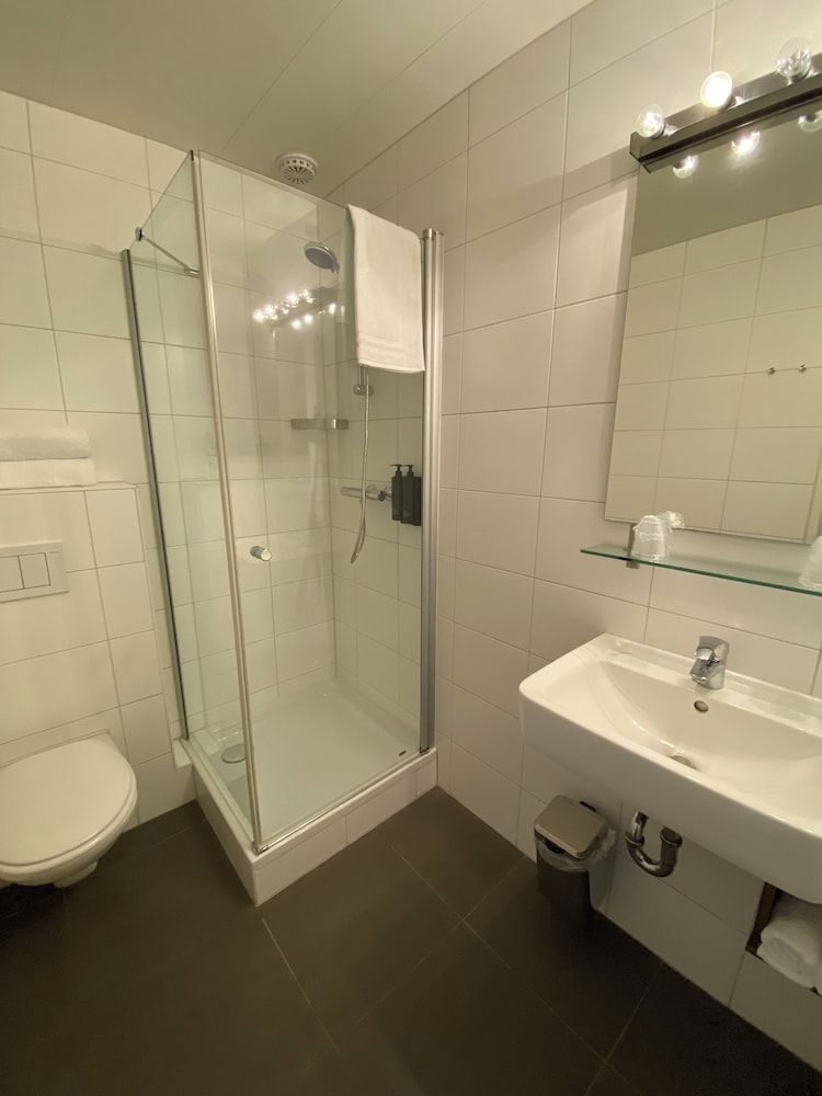 Hotel Emilia Economy Double Room, Private Bathroom 2