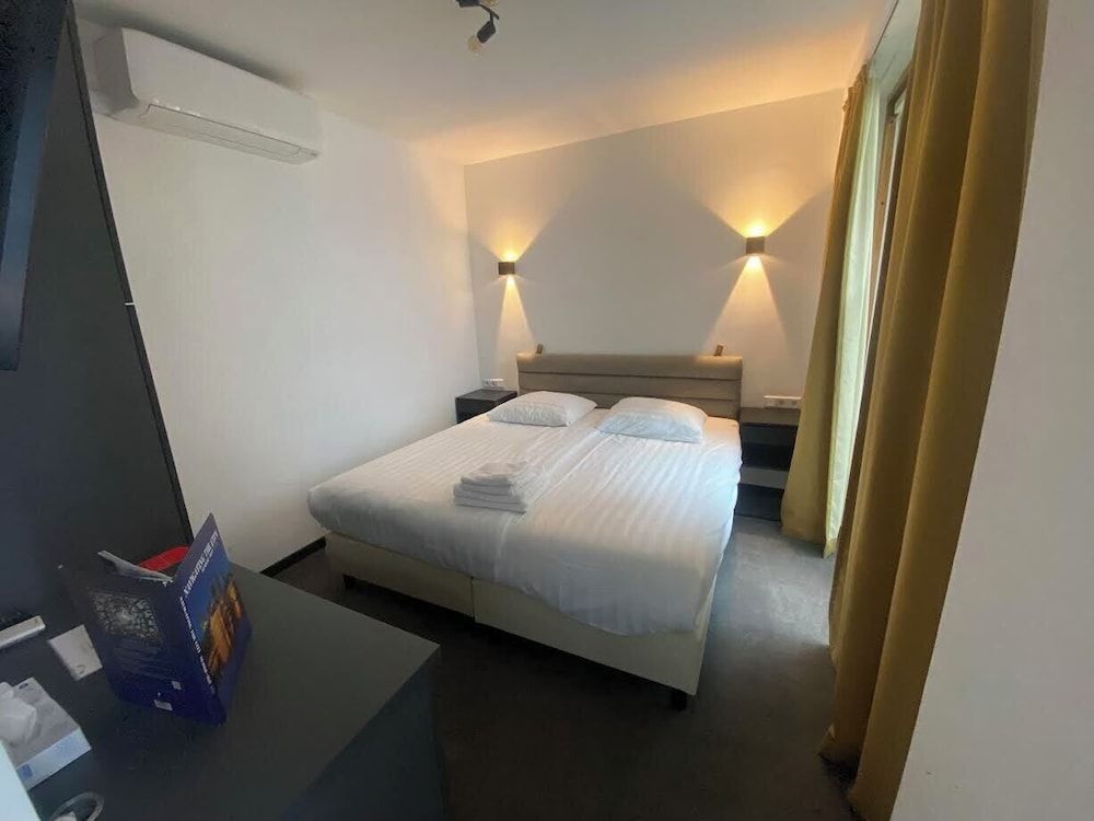 Hotel La Noire - Delft City Centre Basic Double Room