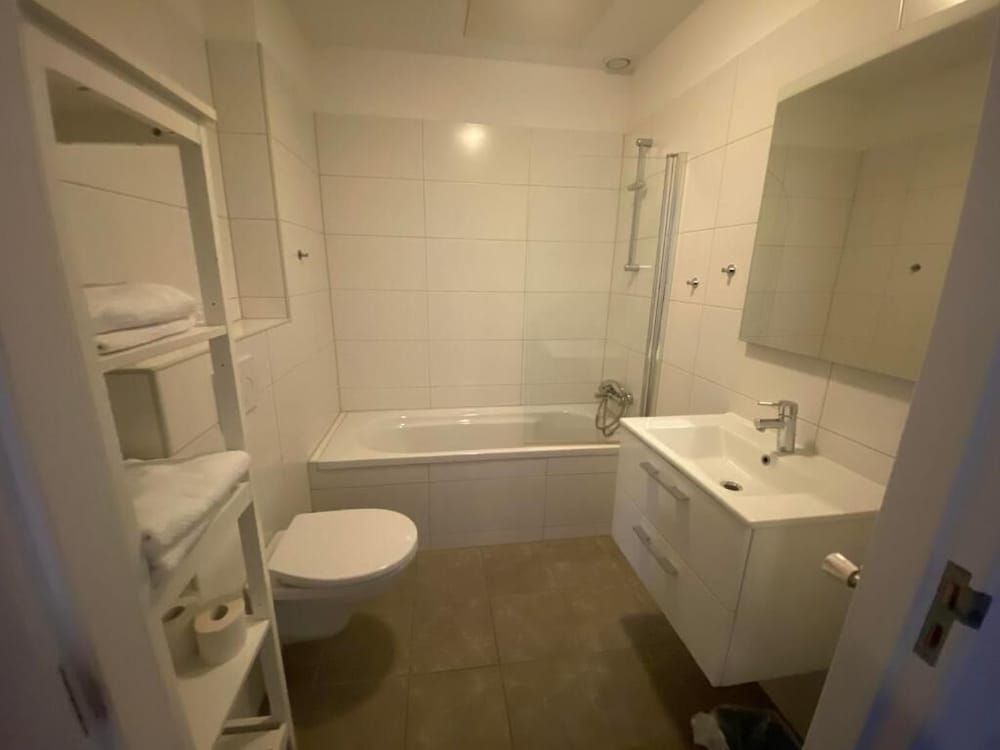 Hotel La Noire - Delft City Centre Deluxe Studio, Canal View 2