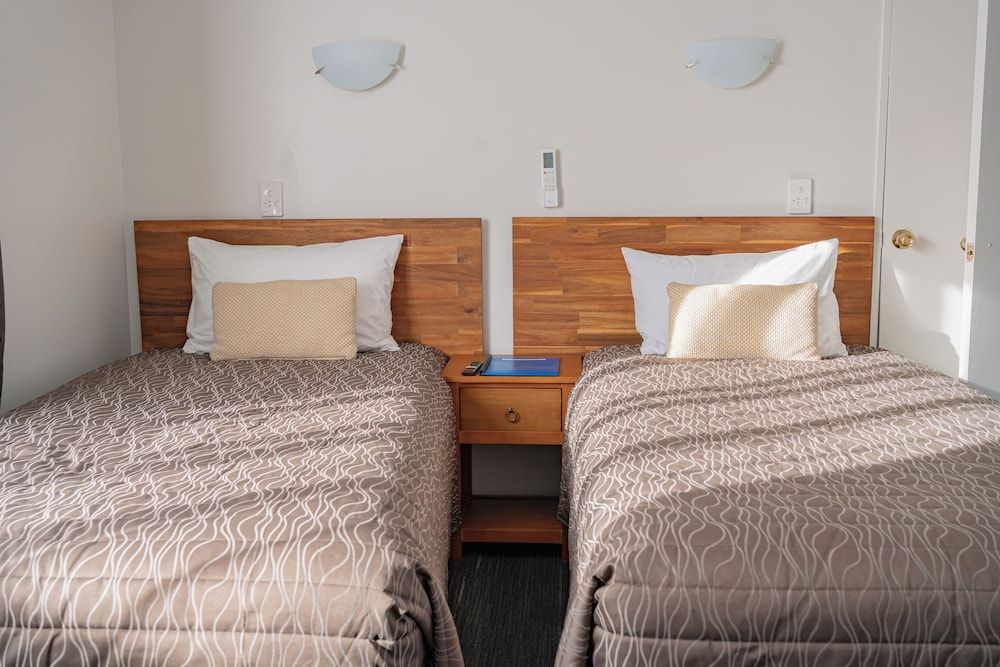 Samhil Motor Lodge Deluxe Quadruple Room 3