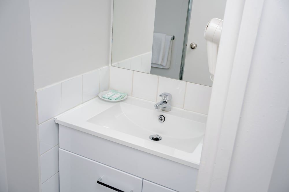 Samhil Motor Lodge Studio Queen Room 5