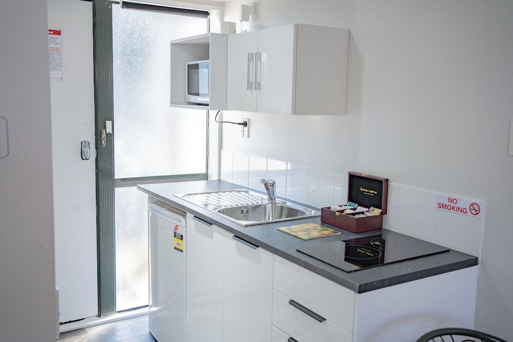 Samhil Motor Lodge Deluxe Quadruple Room 4