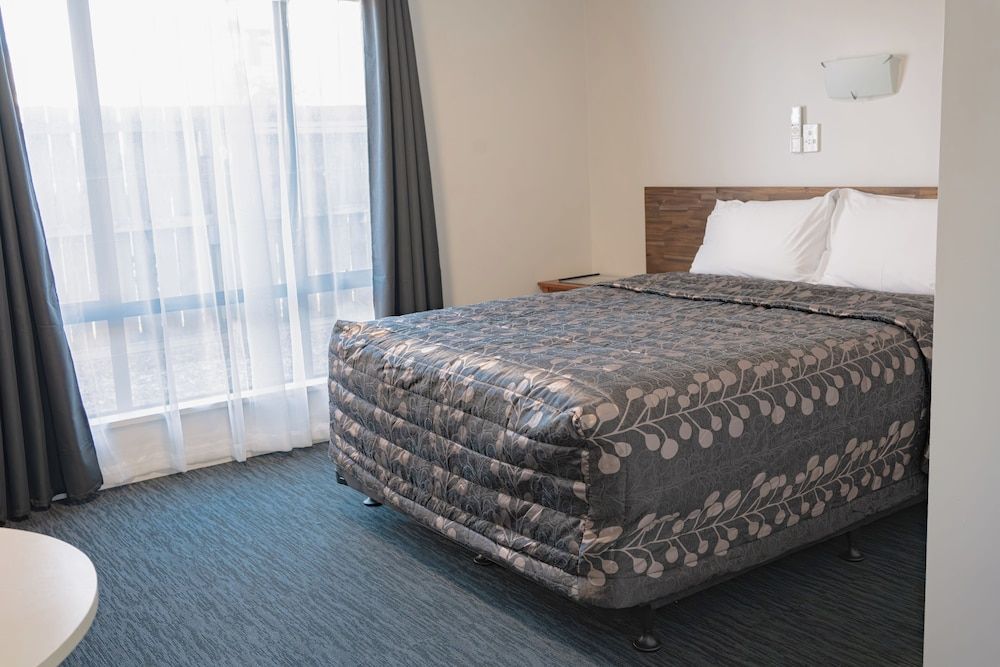 Samhil Motor Lodge Studio Queen Room 2