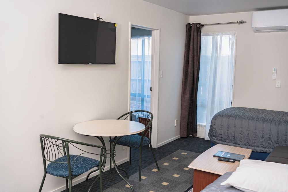 Samhil Motor Lodge Deluxe Quadruple Room 6