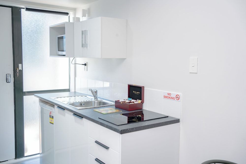 Samhil Motor Lodge Studio Queen Room 4