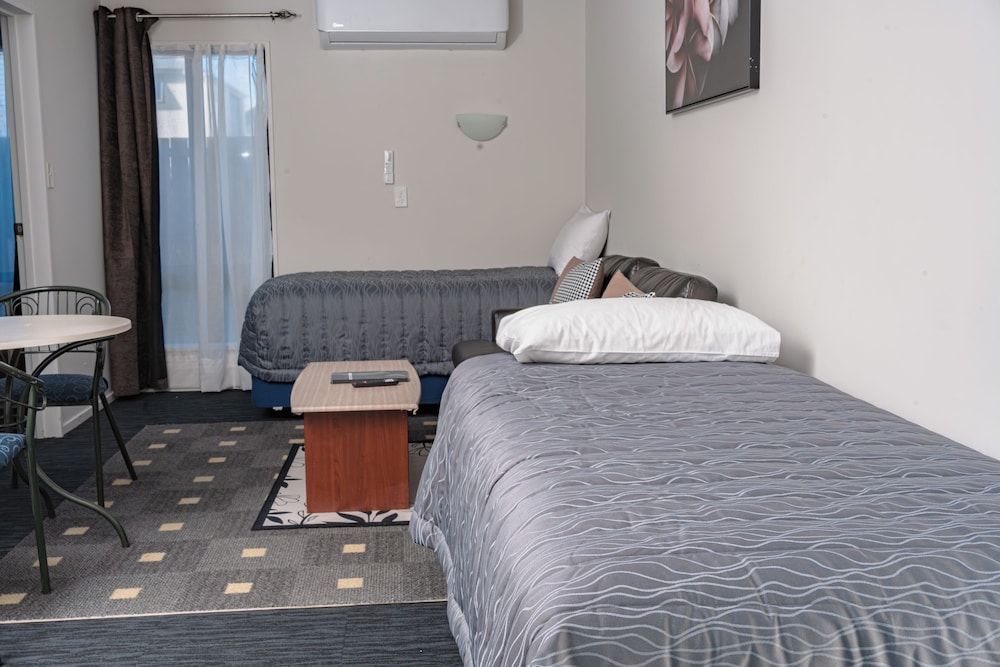 Samhil Motor Lodge Deluxe Quadruple Room 2