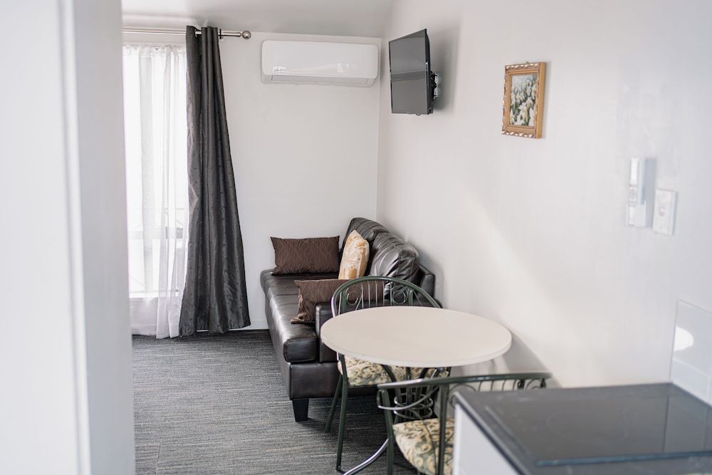 Samhil Motor Lodge Studio Queen Room 8