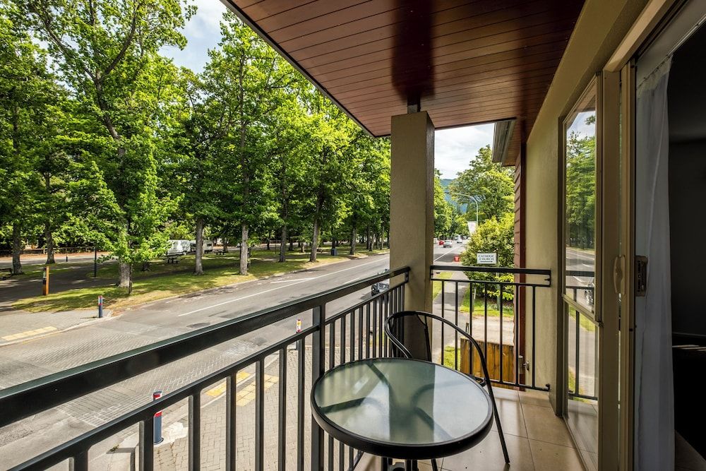 Tussock Peak Lodge Executive Spa Studio 9