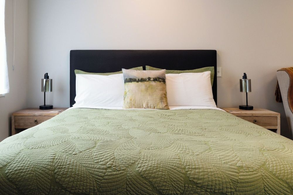 Tussock Peak Lodge Executive Spa Studio 8