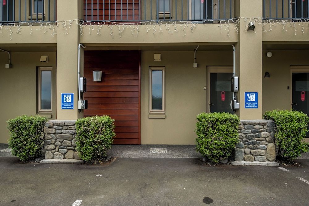 Electric vehicle charging station