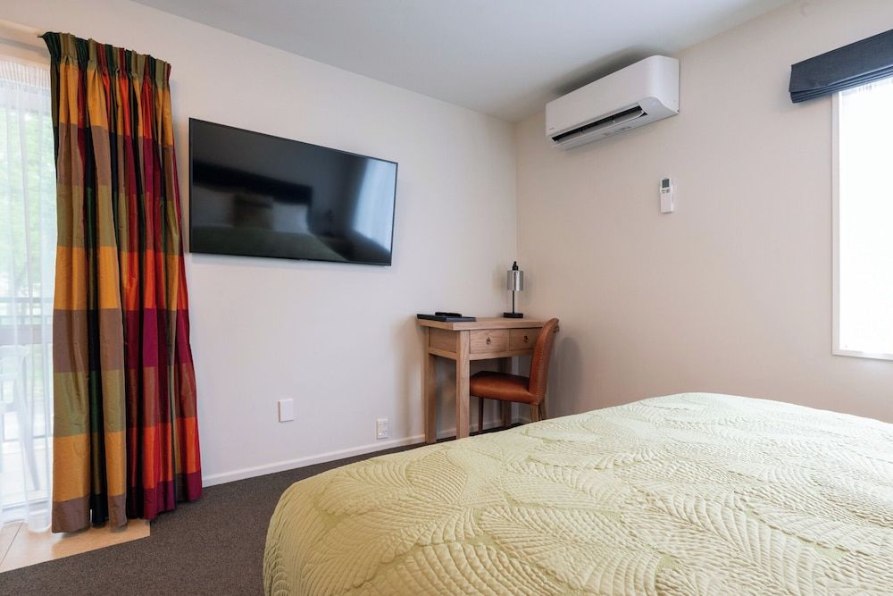 Tussock Peak Lodge Executive Spa Studio 13