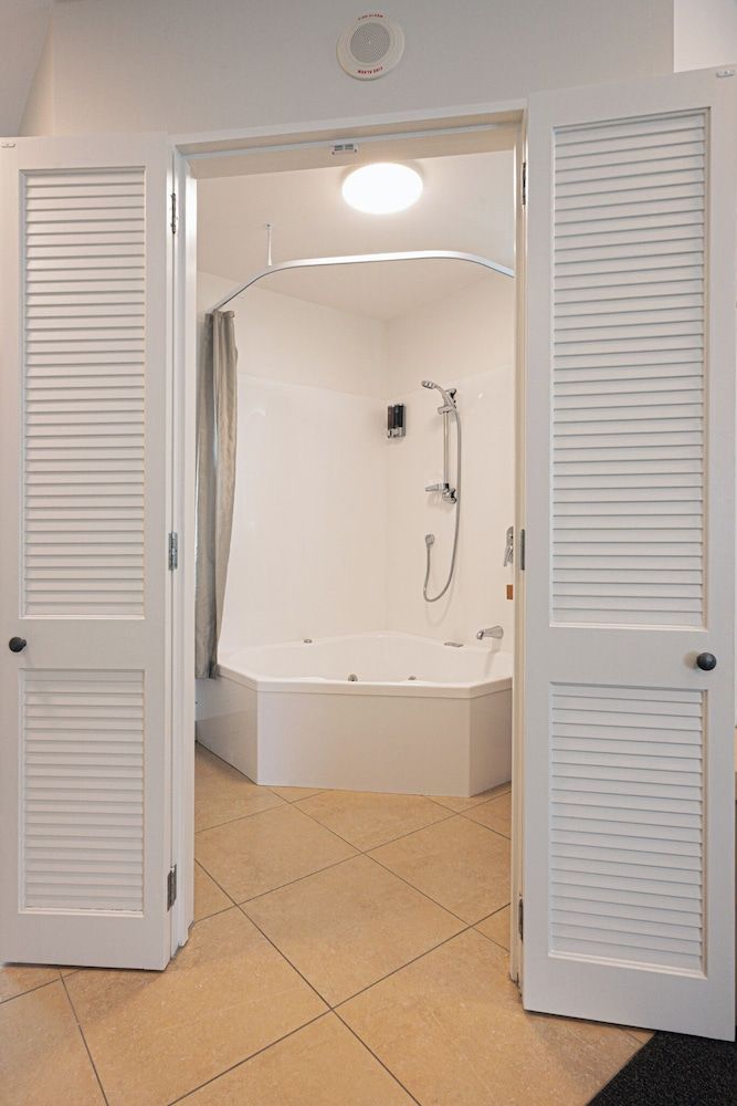 Tussock Peak Lodge Executive Spa Studio 11