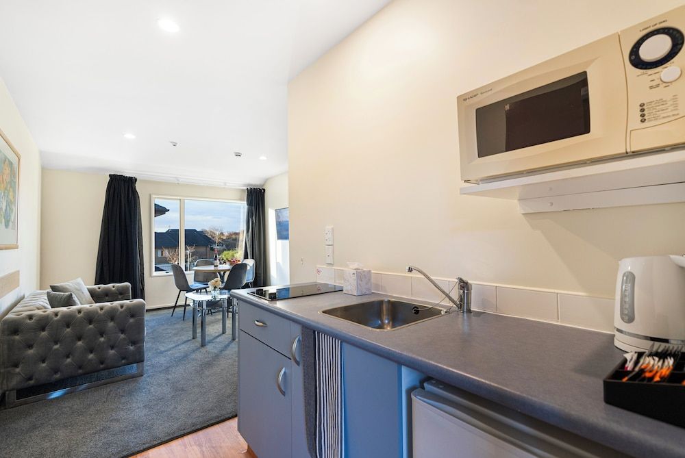 Daffodil Motel Standard 2 Bedroom Suite 8