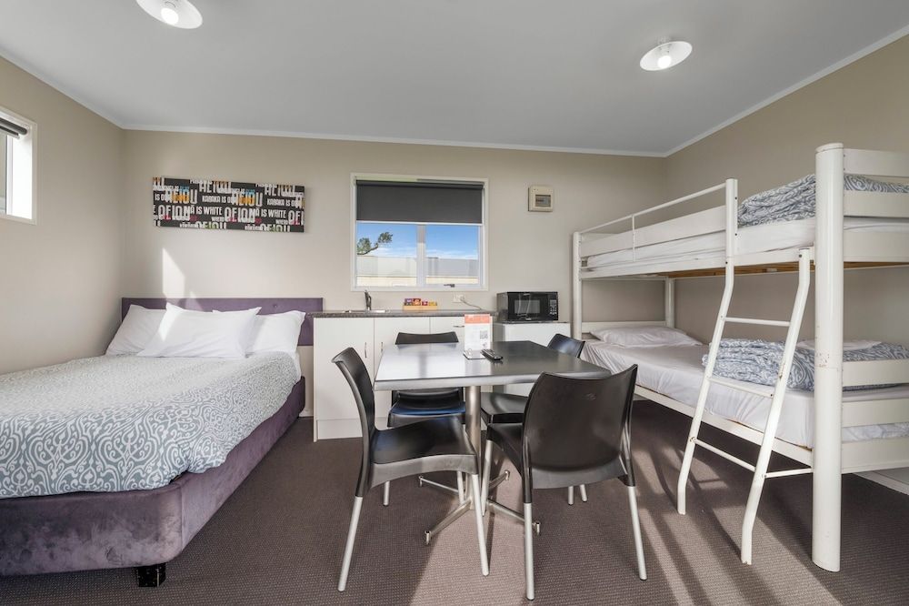 Belt Road Seaside Holiday Park Cabin, Ensuite 2