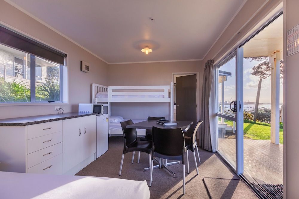 Belt Road Seaside Holiday Park Cabin, Ensuite 4